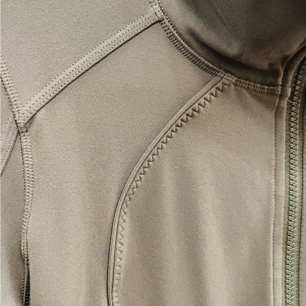 Lululemon Athletica  Jacket Size 8 Zipped Closure Side Pockets Stretchy - Picture 8 of 11